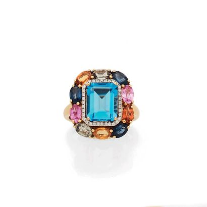 BAGUE 
retenant une topaze bleue rectangulaire...
