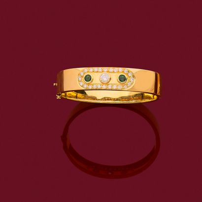 BRACELET JONC
retenant en son centre un diamant...