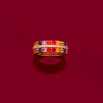 BAGUE 
retenant une ligne de diamants ronds...