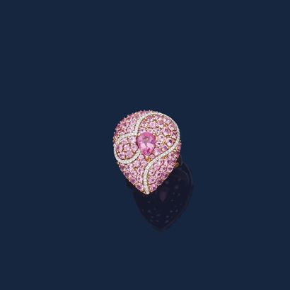 BAGUE
présentant une goutte ornée en son...