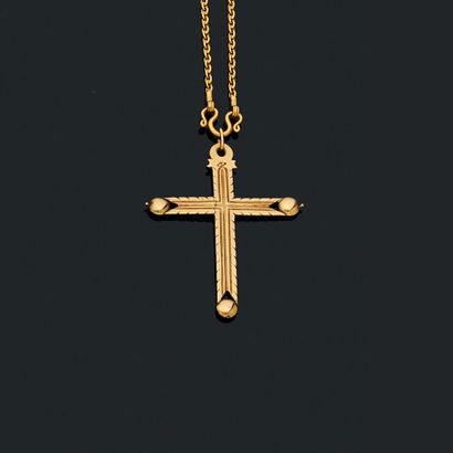 PENDENTIF
présentant une croix à motif végétal...