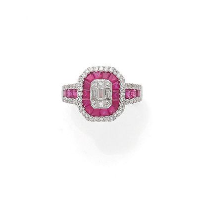 BAGUE 
de forme octogonale retenant en son...