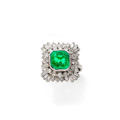 BAGUE 
ornée en son centre d'une émeraude...