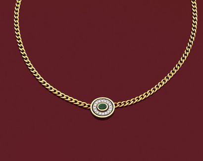 COLLIER
retenant un élément circulaire orné...
