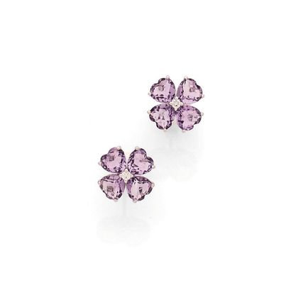 PAIRE DE PUCES D'OREILLES
présentant une...