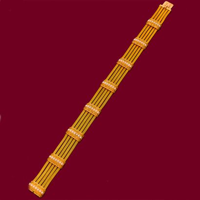 COLLIER
composé d'un dessin linéaire ponctué...