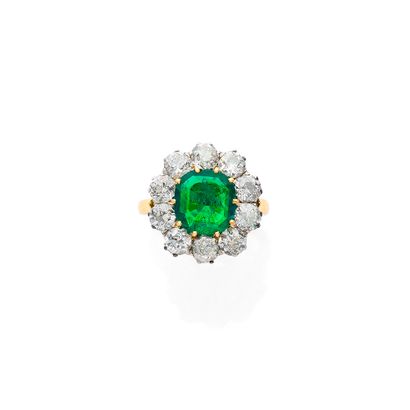 BAGUE
présentant une fleur ornée en son centre...