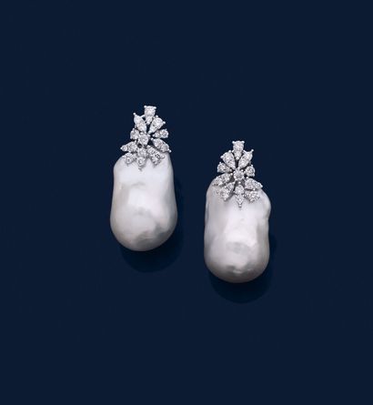 PAIRE DE BOUCLES D'OREILLES
à décor végétal...