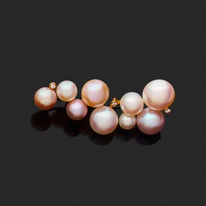 BROCHE 
retenant des perles blanches et rosées...