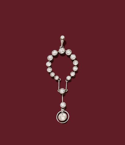 PENDENTIF
de forme circulaire retenant des...