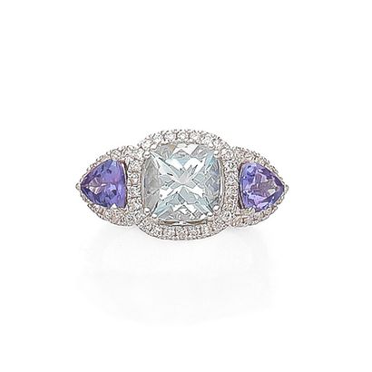 BAGUE
retenant en son centre une aigue marine...