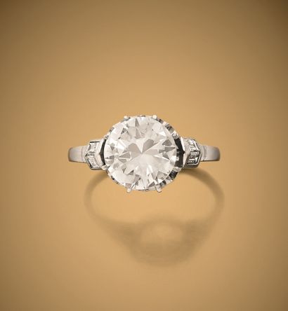 BAGUE
retenant en son centre un diamant rond...