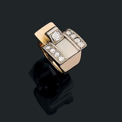 BAGUE TANK 
composée d'un dessin géométrique...