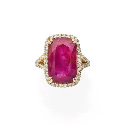 BAGUE 
retenant un rubis coussin rectangulaire...