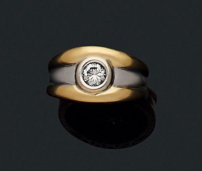 BAGUE 
retenant en son centre un diamant...