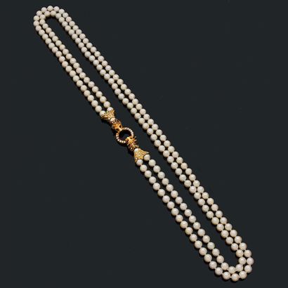 COLLIER
composé d'un double rang de perles...