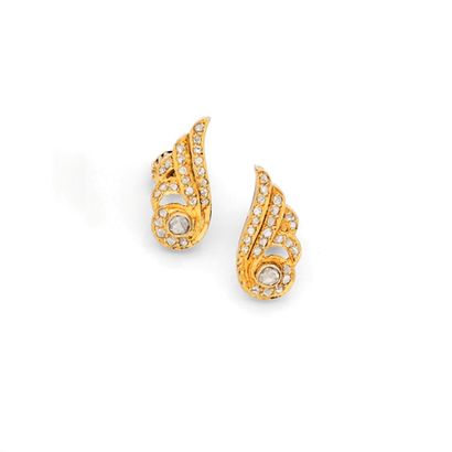 PAIRE DE BOUCLES D'OREILLES
présentant un...