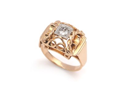 ANNÉES 1950
BAGUE
retenant en son centre...