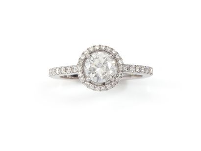 BAGUE 
retenant un diamant rond taille brillant...