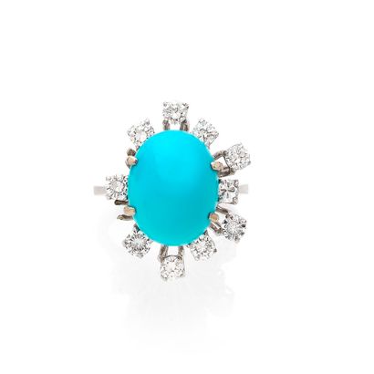 BAGUE 
retenant en son centre une turquoise...