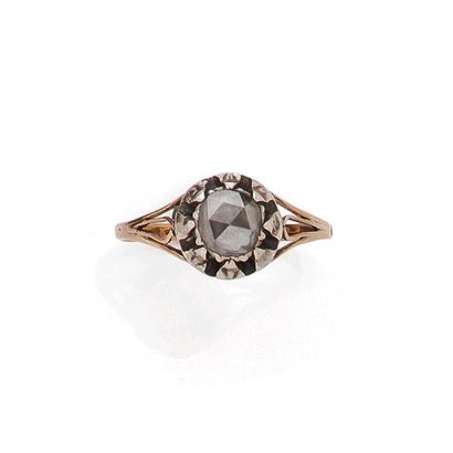 BAGUE 
ornée d'un diamant taille rose. Monture...