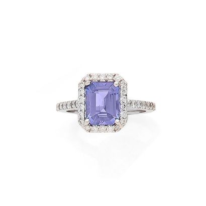 BAGUE 
ornée d'une tanzanite rectangulaire...