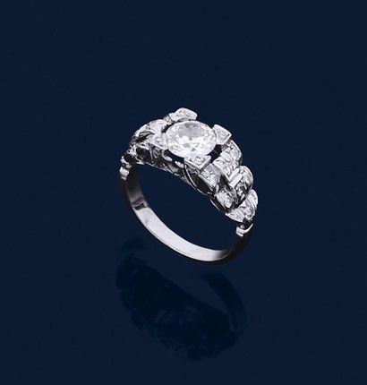 BAGUE
retenant en son centre un diamant rond...