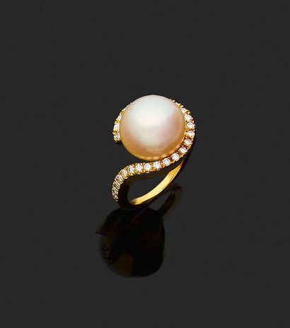 BAGUE 
ornée en son centre d'une perle blanche...