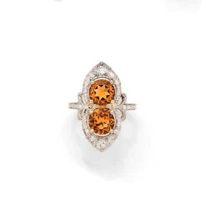 BAGUE MARQUISE
retenant en son centre deux...