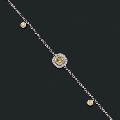 BRACELET
retenant en son centre un diamant...