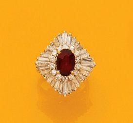 BAGUE
composée d'une jupe pavée de diamants...