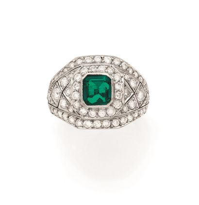 BAGUE 
présentant un bandeau retenant en...