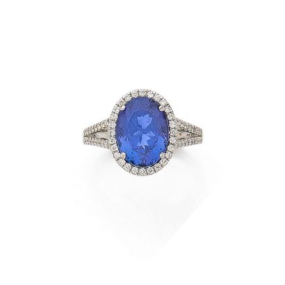 BAGUE
retenant une tanzanite ovale de 4.60...