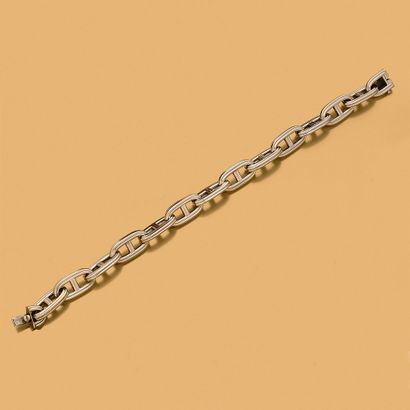BRACELET 
composé d'une maille marine. Monture...