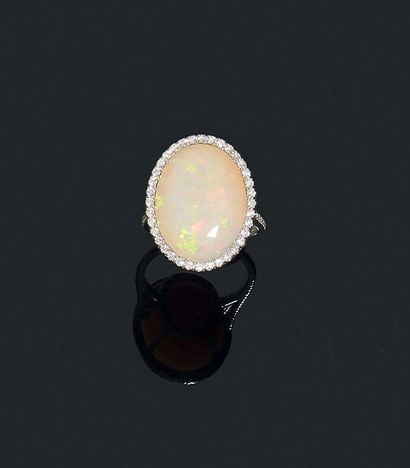 BAGUE 
retenant une opale ovale de 11.93...