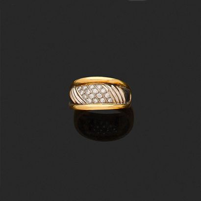 BAGUE 
retenant quatre lignes de diamants...