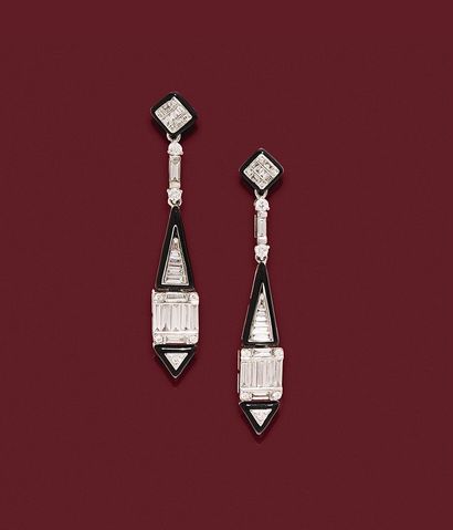 PAIRE DE BOUCLES D'OREILLES
présentant un...