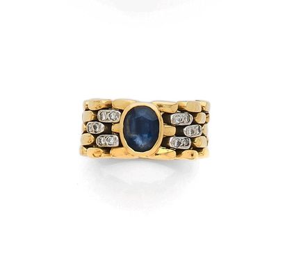 BAGUE 
ornée en son centre d'un saphir ovale...