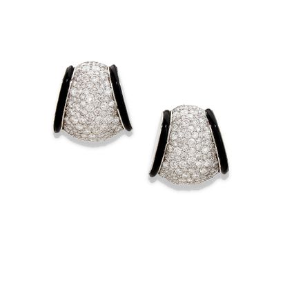 PAIRE DE BOUCLES D'OREILLES
présentant un...