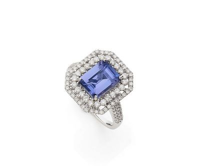 BAGUE
retenant en son centre une tanzanite...