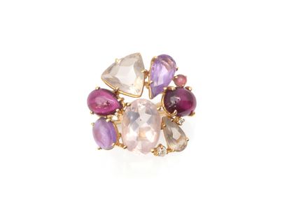 BAGUE 
retenant un dessin asymétrique pavé...