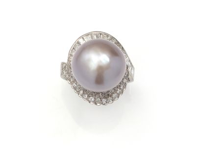 BAGUE 
ornée d'une perle rosée (non testée)...