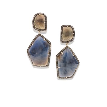 PAIRE DE BOUCLES D'OREILLES
de forme asymétrique...