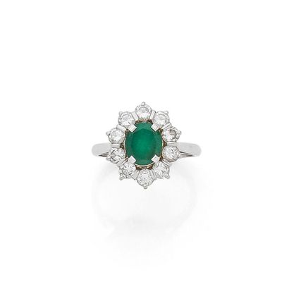 BAGUE MARQUISE 
retenant en son centre une...