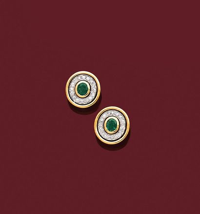 PAIRE DE BOUCLES D'OREILLES
de forme circulaire...