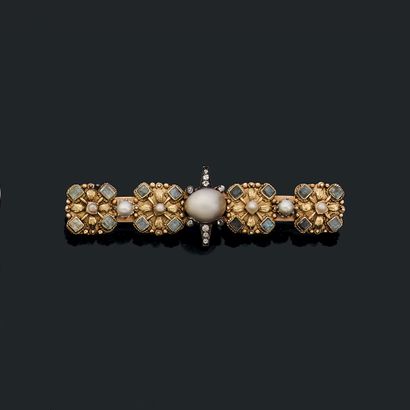 BROCHE 
retenant en son centre une perle...
