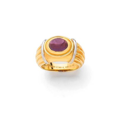 BOUCHERON
BAGUE 
retenant une améthyste cabochon...