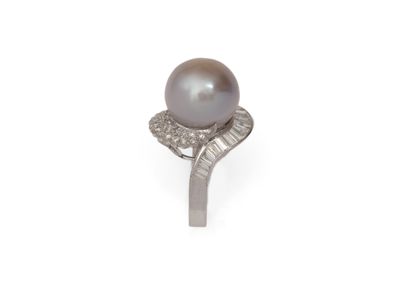 BAGUE 
ornée d'une perle rosée (non testée)...