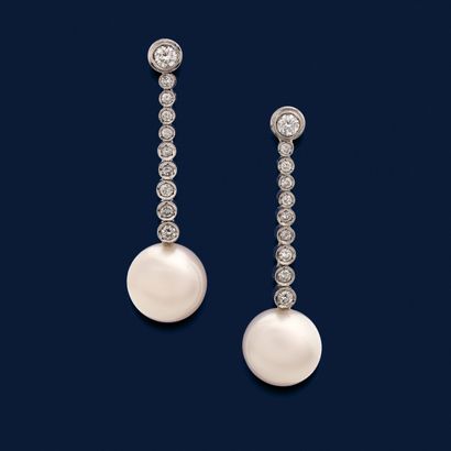 PAIRE DE BOUCLES D'OREILLES 
ornée d'une...
