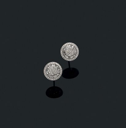 PAIRE DE PUCES D'OREILLES
de forme circulaire,...